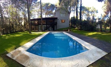 Cod 289  Alquiler y Venta USD 410.000.- Reinamora e/ Caoba y Cerezo