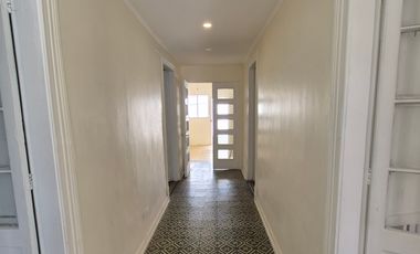 Se arrienda casa en Carmen con Matta Stgo Centro.