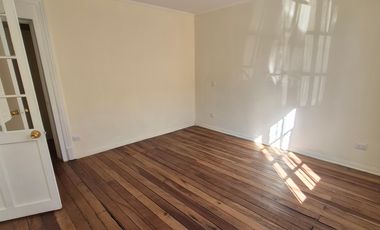 Se arrienda casa en Carmen con Matta Stgo Centro.