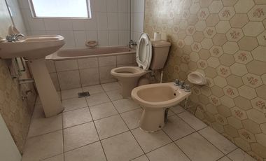 Se arrienda casa en Carmen con Matta Stgo Centro.