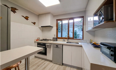 Casa remodelada con vigas a la vista en La Reina