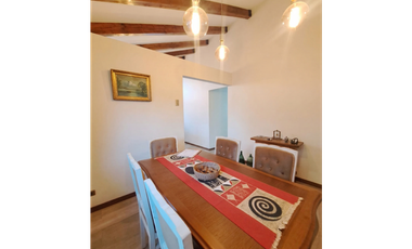 Casa remodelada con vigas a la vista en La Reina