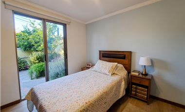 Casa remodelada con vigas a la vista en La Reina