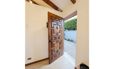 Casa remodelada con vigas a la vista en La Reina