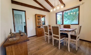 Casa remodelada con vigas a la vista en La Reina