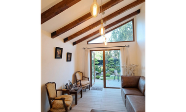 Casa remodelada con vigas a la vista en La Reina