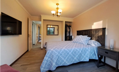 Casa remodelada con vigas a la vista en La Reina