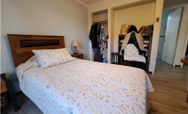 Casa remodelada con vigas a la vista en La Reina