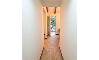 Casa remodelada con vigas a la vista en La Reina