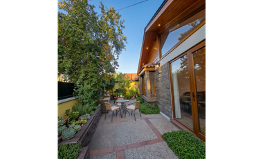 Casa remodelada con vigas a la vista en La Reina