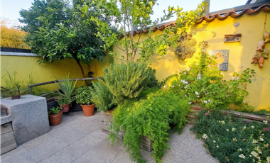 Casa remodelada con vigas a la vista en La Reina