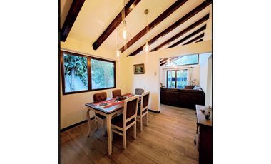 Casa remodelada con vigas a la vista en La Reina