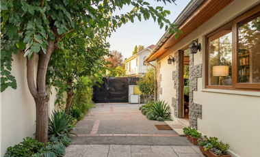 Casa remodelada con vigas a la vista en La Reina