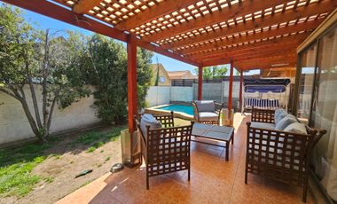 CASA CON PISCINA EN BARRIO CERRADO