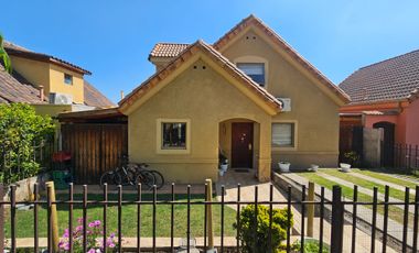 CASA CON PISCINA EN BARRIO CERRADO
