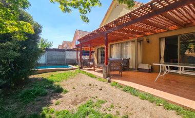 CASA CON PISCINA EN BARRIO CERRADO