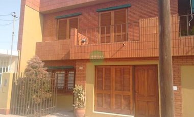 CASA EN VENTA PILAR - 4 DORM.  EXC. UBICACIÓN - 300M2 - Cochabamba esq Juan Bautista Alberdi