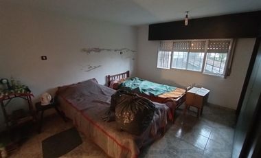 2 Locales comerciales y 3 departamentos en venta en G. Catan