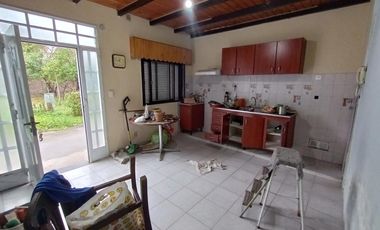 2 Locales comerciales y 3 departamentos en venta en G. Catan