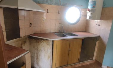 2 Locales comerciales y 3 departamentos en venta en G. Catan