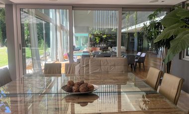 Casa Highland Park, Pilar