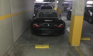 Cochera doble en edificio Awwa. Olivos