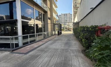 Cochera doble en edificio Awwa. Olivos