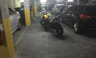 Cochera doble en edificio Awwa. Olivos