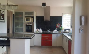 Casa en complejo de 2 hab - pileta - cochera - jacuzzi