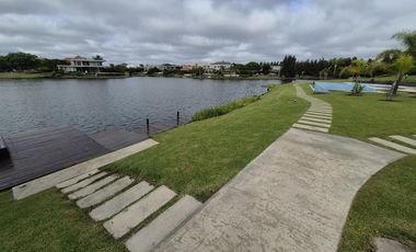 Lindísimo departamento de 3 amb. en PB con galería y jardín propios