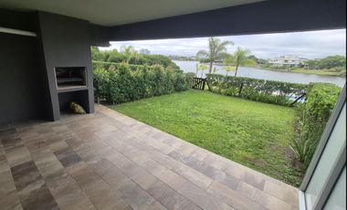 Lindísimo departamento de 3 amb. en PB con galería y jardín propios