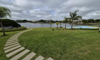 Lindísimo departamento de 3 amb. en PB con galería y jardín propios