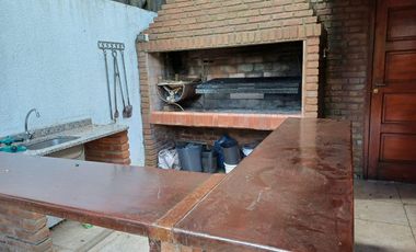 Casa en Quilmes 6 Ambientes con Pileta y Cochera - EXCELENTE ESTADO
