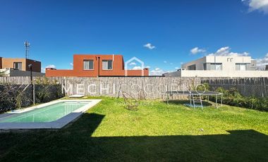 Casa en alquiler de 2 dormitorios en Casas de Santa Maria, Villa Nueva