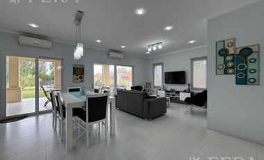 Venta Casa 5 ambientes con piscina en Haras del Sur II