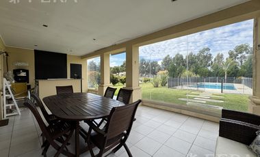 Venta Casa 5 ambientes con piscina en Haras del Sur II