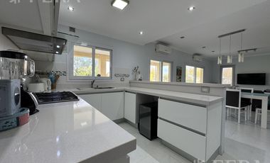 Venta Casa 5 ambientes con piscina en Haras del Sur II