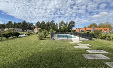 Venta Casa 5 ambientes con piscina en Haras del Sur II