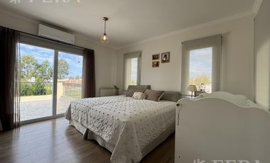 Venta Casa 5 ambientes con piscina en Haras del Sur II