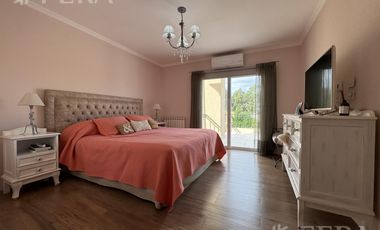 Venta Casa 5 ambientes con piscina en Haras del Sur II
