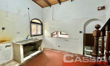 CHALET CON MAS DE 5 DORMITORIOS, QUINCHO, PARQUE, GARAGE, TRES BAÑOS, BAULERA, BARRIO RESIDENCIAL