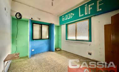 CHALET CON MAS DE 5 DORMITORIOS, QUINCHO, PARQUE, GARAGE, TRES BAÑOS, BAULERA, BARRIO RESIDENCIAL