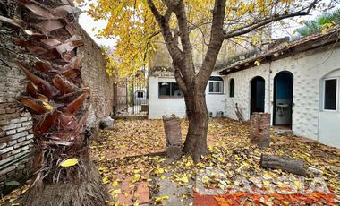 CHALET CON MAS DE 5 DORMITORIOS, QUINCHO, PARQUE, GARAGE, TRES BAÑOS, BAULERA, BARRIO RESIDENCIAL