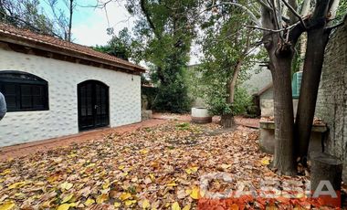 CHALET CON MAS DE 5 DORMITORIOS, QUINCHO, PARQUE, GARAGE, TRES BAÑOS, BAULERA, BARRIO RESIDENCIAL