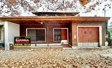 CHALET CON MAS DE 5 DORMITORIOS, QUINCHO, PARQUE, GARAGE, TRES BAÑOS, BAULERA, BARRIO RESIDENCIAL