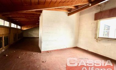 CHALET CON MAS DE 5 DORMITORIOS, QUINCHO, PARQUE, GARAGE, TRES BAÑOS, BAULERA, BARRIO RESIDENCIAL