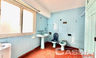 CHALET CON MAS DE 5 DORMITORIOS, QUINCHO, PARQUE, GARAGE, TRES BAÑOS, BAULERA, BARRIO RESIDENCIAL