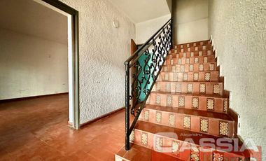 CHALET CON MAS DE 5 DORMITORIOS, QUINCHO, PARQUE, GARAGE, TRES BAÑOS, BAULERA, BARRIO RESIDENCIAL