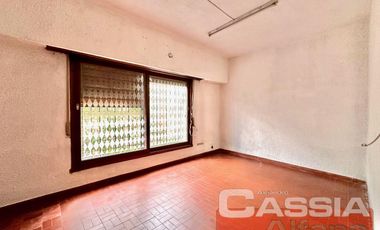 CHALET CON MAS DE 5 DORMITORIOS, QUINCHO, PARQUE, GARAGE, TRES BAÑOS, BAULERA, BARRIO RESIDENCIAL