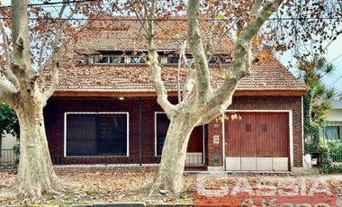 CHALET CON MAS DE 5 DORMITORIOS, QUINCHO, PARQUE, GARAGE, TRES BAÑOS, BAULERA, BARRIO RESIDENCIAL